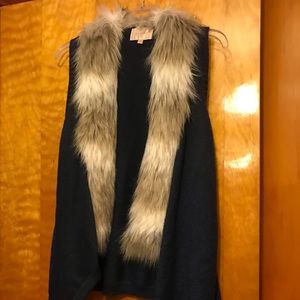 Sweater vest with fur trim
